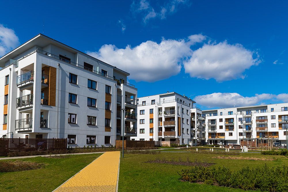 Moderne Wohnungsblöcke hintereinander mit orangefarbenen Elementen