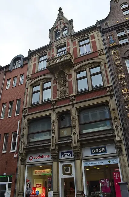 Historische Ziegelfassade mit Erker am Steintor in Hannover